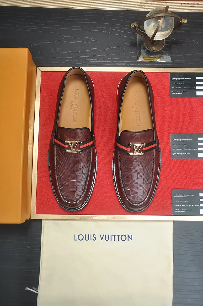 Men's men's shoes 💰460💶 [LV] (original single cowhide lining) 🍀LV's latest genuine leather business suit shoes are launched simultaneously on the official website. The first-layer cowhide imported from Italy is made of heavy gold, 💥1:1 rubber outsole from the official website. Versatile to wear, high-end without losing class, and the color combination is extraordinary. This four-season style is alluring when worn on your feet, showing off your big-name flair. Standard code 38-45 (45 customized)